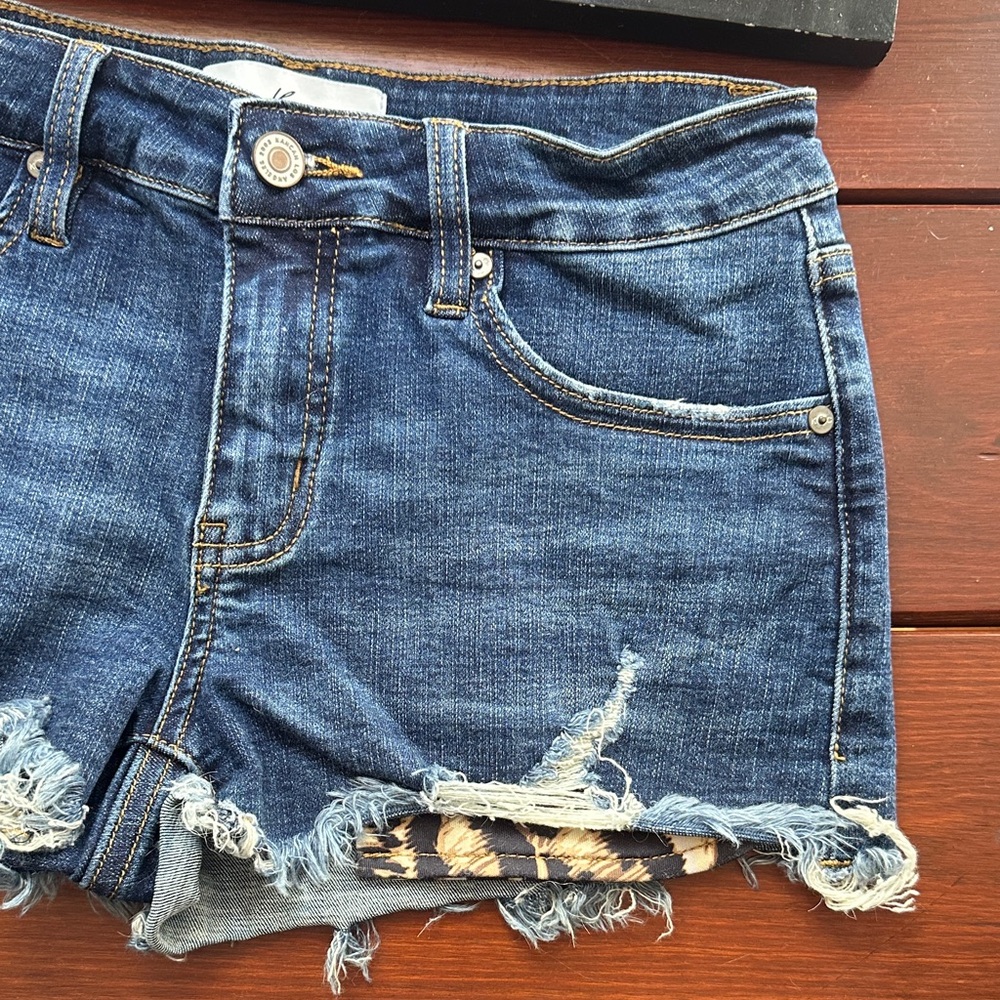 Frayed Hem Dark Blue Denim Women's Shorts with Leopard Accent - Picture 4 of 6